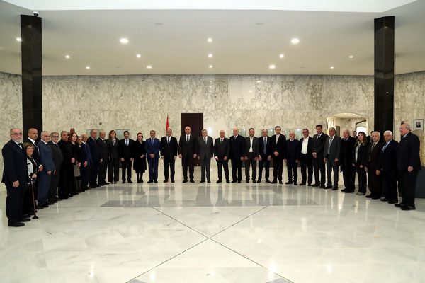 الرئيس عون خلال استقباله المجلس الاقتصادي والاجتماعي والبيئي: لبنان لا يقوم على مكون واحد ويجب تضافر كل الجهود لاعادة بناء الثقة بين الدولة والشعب وبينها والعالم الرئيس عون خلال استقباله المجلس الاقتصادي والاجتماعي والبيئي: لبنان لا يقوم على مكون واحد ويجب تضافر كل الجهود لاعادة بناء الثقة بين الدولة والشعب وبينها والعالم