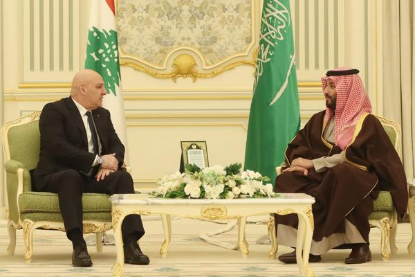محادثات موسعة بين رئيس الجمهورية وولي العهد السعودي اعقبتها خلوة بينهما وعشاء على شرف الرئيس عون محادثات موسعة بين رئيس الجمهورية وولي العهد السعودي اعقبتها خلوة بينهما وعشاء على شرف الرئيس عون