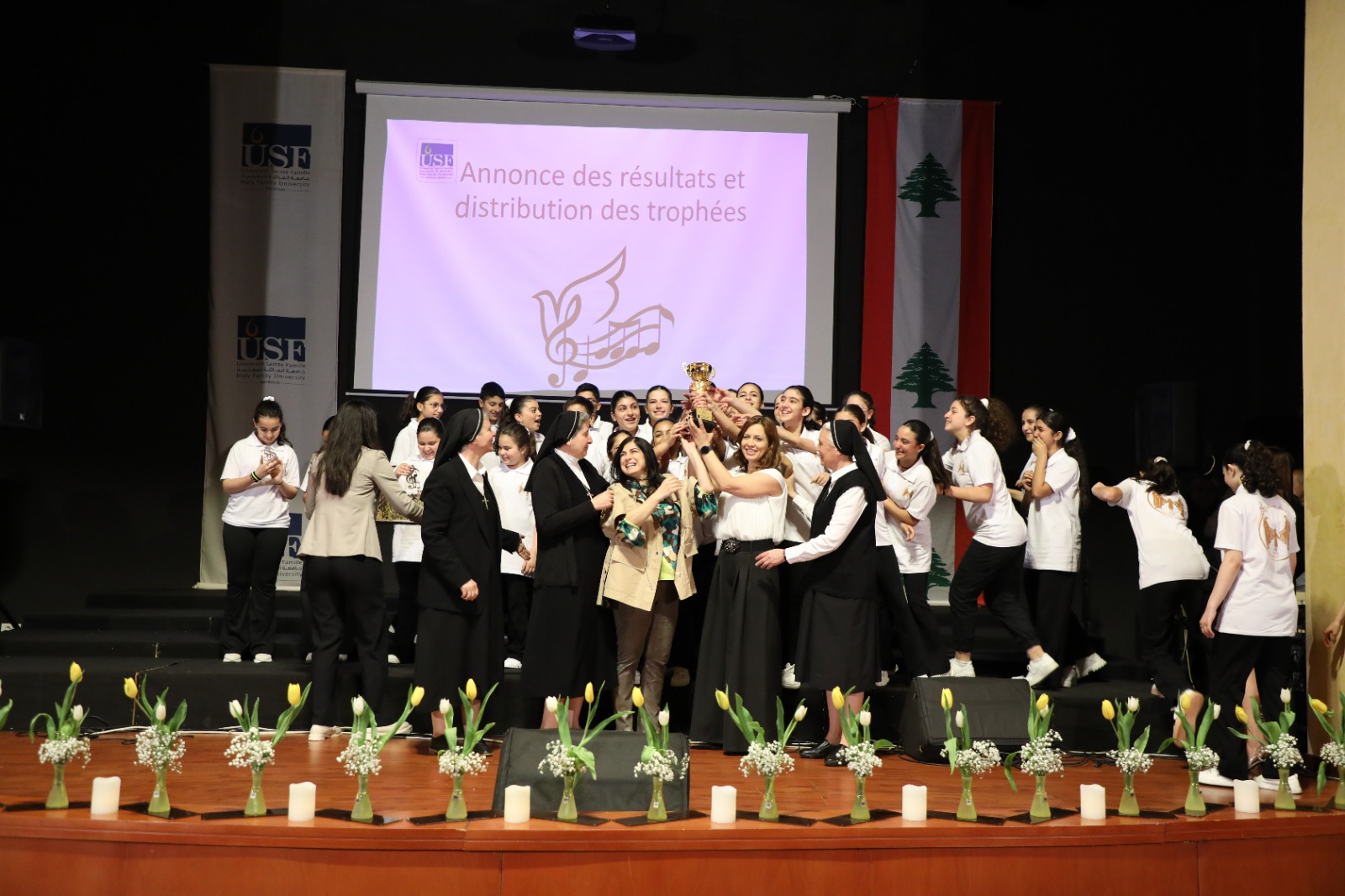 طلاب مدارس العائلة المقدسة “غنوا الرجاء” في جامعة العائلة المقدسة طلاب مدارس العائلة المقدسة “غنوا الرجاء” في جامعة العائلة المقدسة
