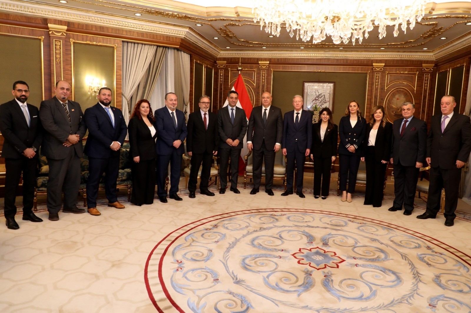 الرئيس عون استقبل اركان السفارة اللبنانية في الكويت واطلع منهم  على اوضاع الجالية اللبنانية فيها منوهاً بجهودهم لتفعيل العلاقات اللبنانية – الكويتية