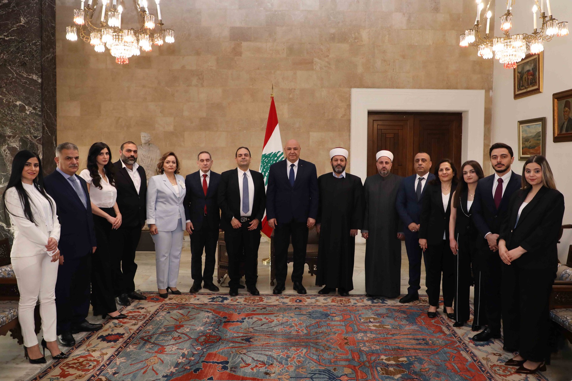 الرئيس عون استقبل النائب حيدر ناصر على رأس وفد: ثقافة المواطنة يجب ان تسود في لبنان وعلينا البناء على نجاح اللبنانيين في الخارج