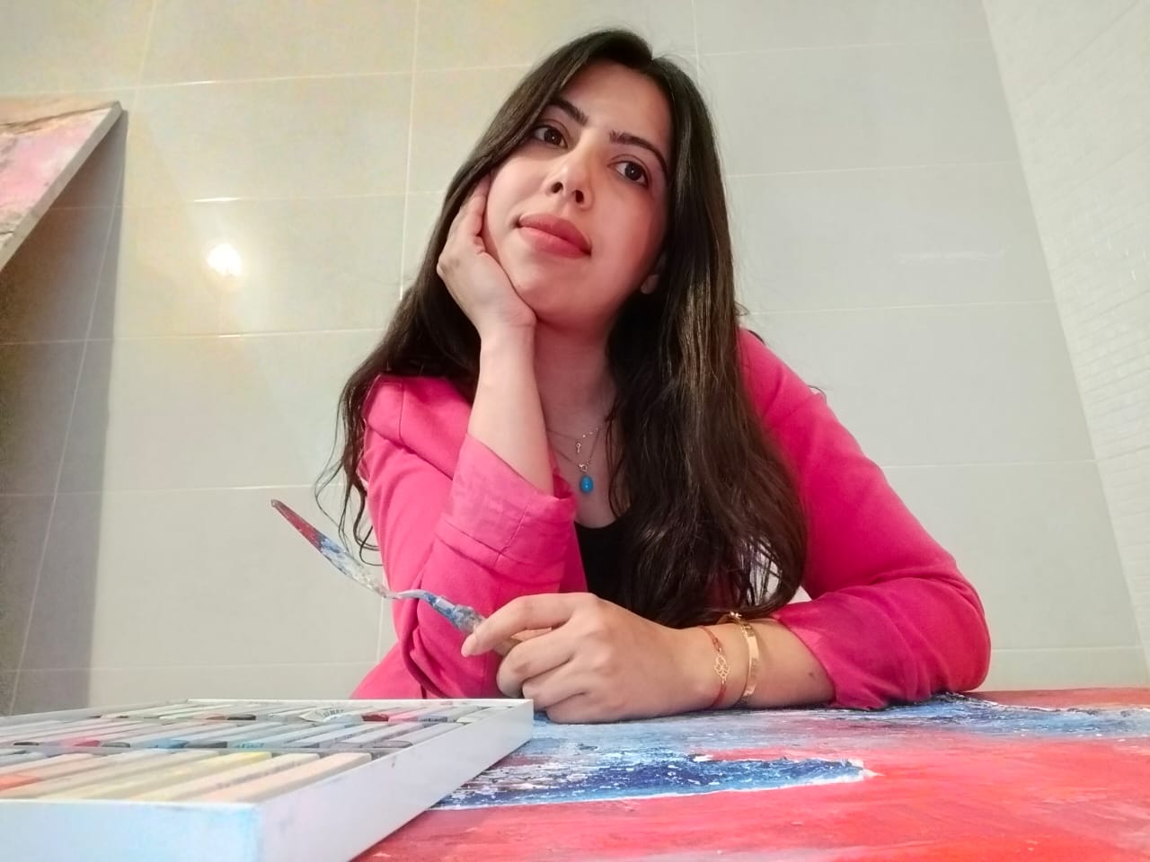 الفنانة التشكيلية سناء قرواش.. حين يُصبح اللون اعترافًا واللوحة ملاذًا للروح