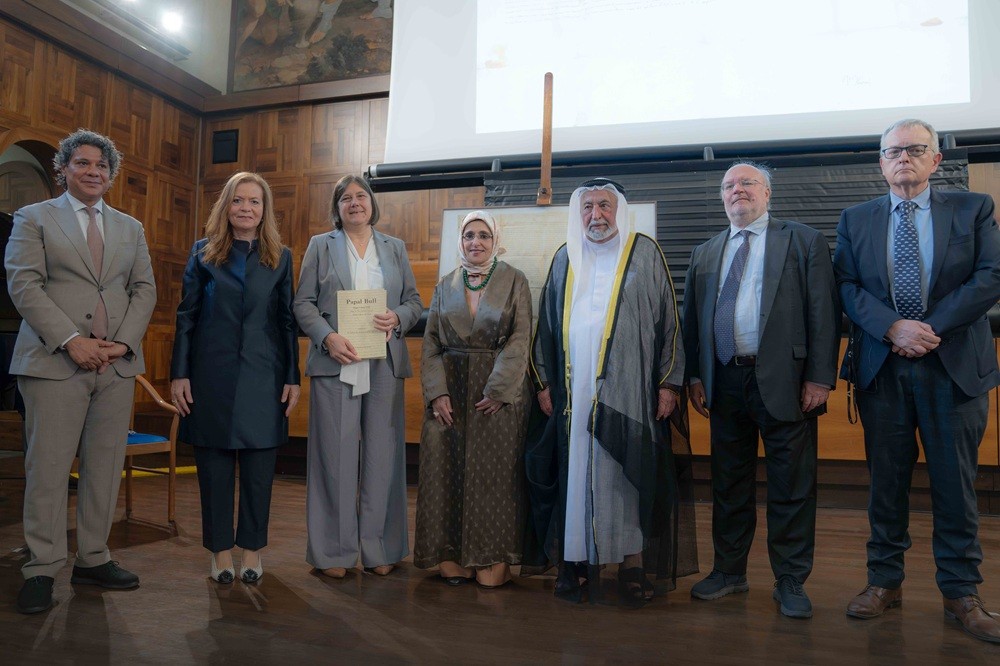 حاكم الشارقة يهدي جامعة القلب المقدس الكاثوليكية في ميلانو مخطوطاً تاريخياً نادراً وكتاب “مرسوم بابوي” حاكم الشارقة يهدي جامعة القلب المقدس الكاثوليكية في ميلانو مخطوطاً تاريخياً نادراً وكتاب “مرسوم بابوي”