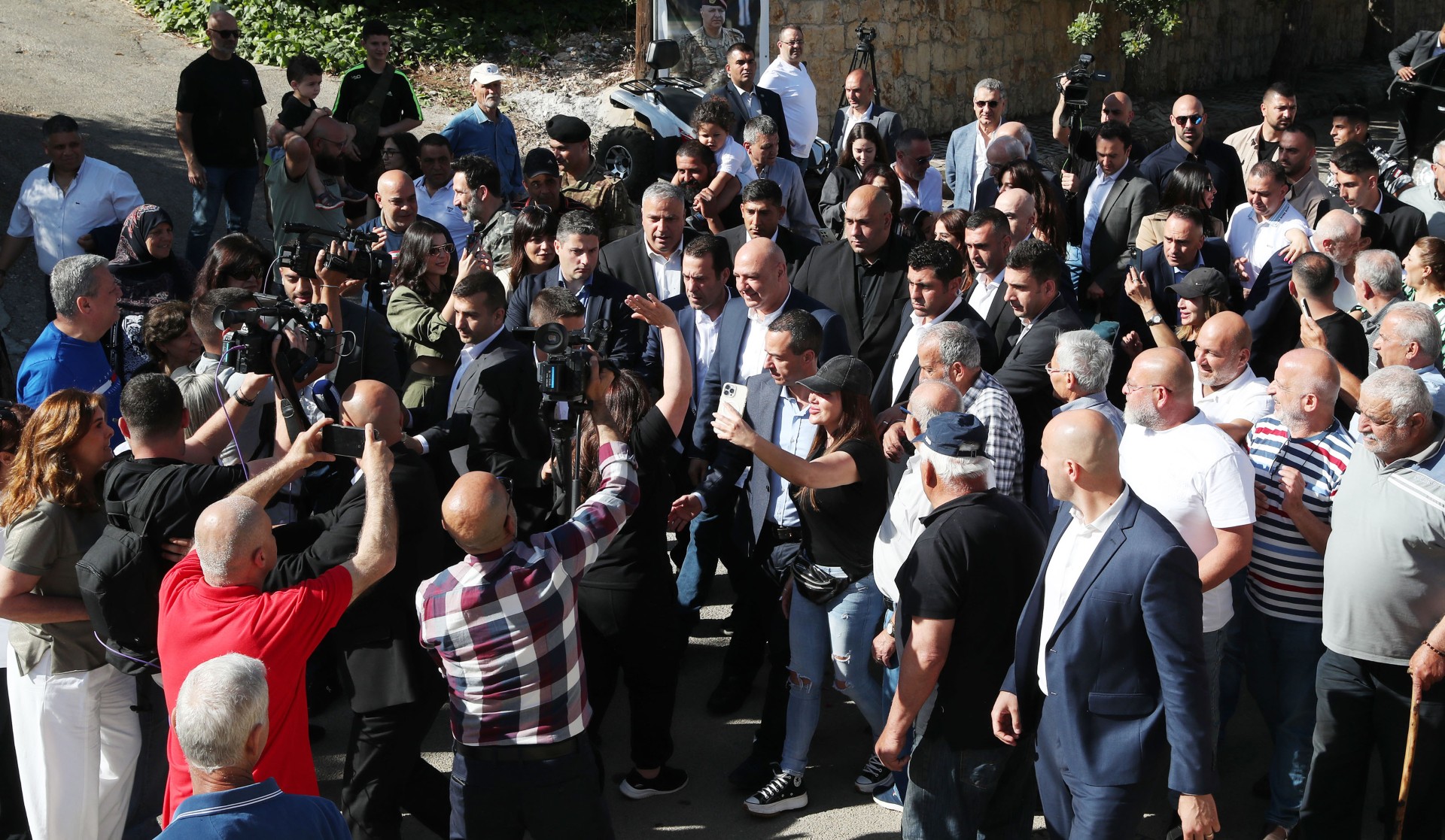الرئيس عون زار محافظتي الجنوب والنبطية في المرحلة الأخيرة من الانتخابات البلدية والاختيارية واقترع في بلدة العيشية مسقط رأسه الرئيس عون زار محافظتي الجنوب والنبطية في المرحلة الأخيرة من الانتخابات البلدية والاختيارية واقترع في بلدة العيشية مسقط رأسه