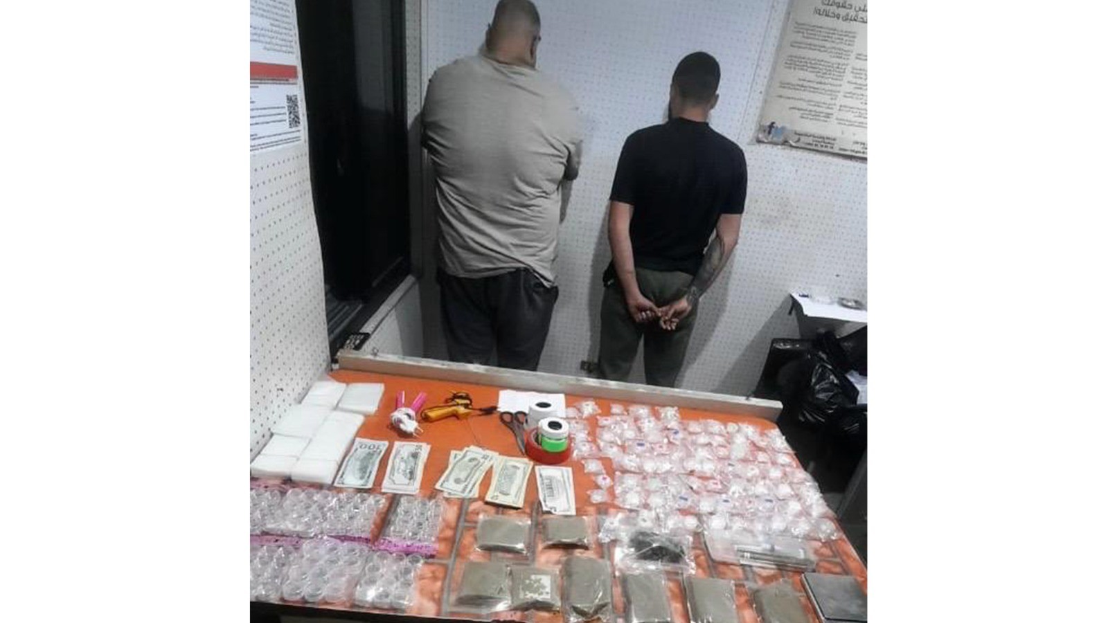 يروّج مع ابنه المخدّرات فيقعان في قبضة مفرزة استقصاء الجنوب